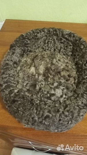 Женская шапка из каракуля