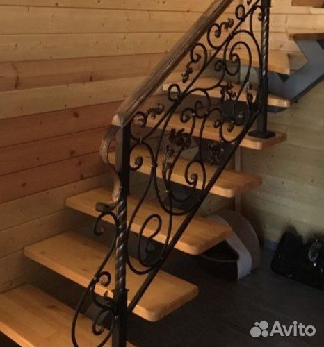 Лестница на металлокаркасе с поворотом