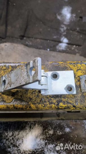 Петля передней двери Audi 100C4 A6C4 4A0831401A