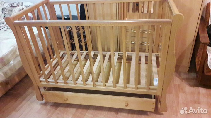 Детская кроватка с маятником