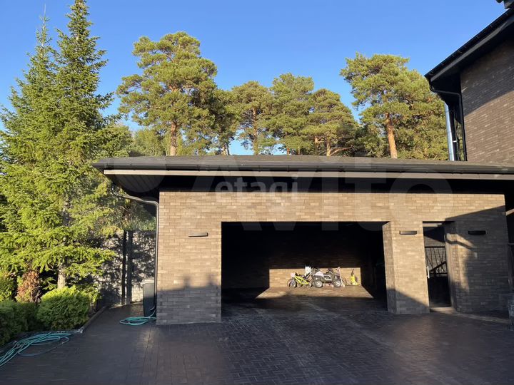 Коттедж 1289,1 м² на участке 17,5 сот.