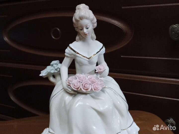 Статуэтка дама фарфор