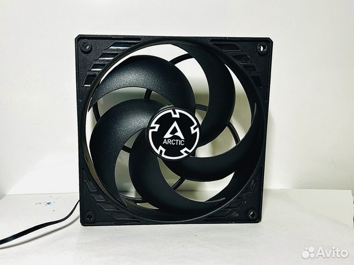 Вентилятор Arctic P14