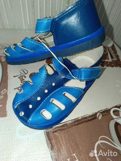 Сандали новые