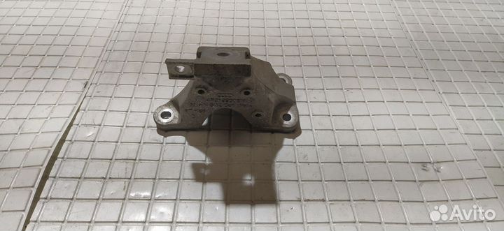 Кронштейн двигателя правый Audi A6 C6 AUK