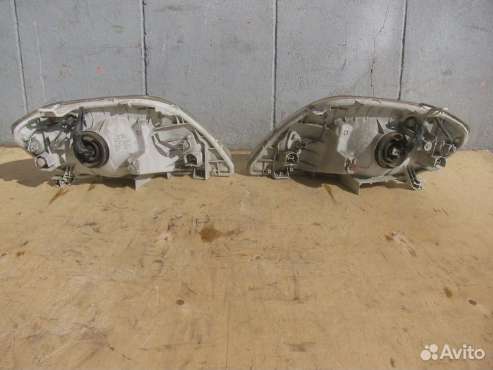 Фары Toyota Corolla E120 2000-2006
