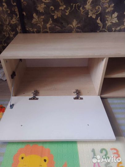 Тумба под телевизор с навесной полкой