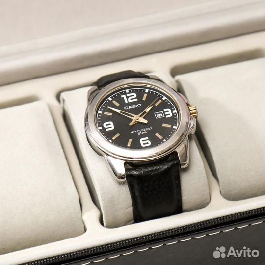 Шкатулка кожзам под часы 6 отделений 'Чёрная с бел