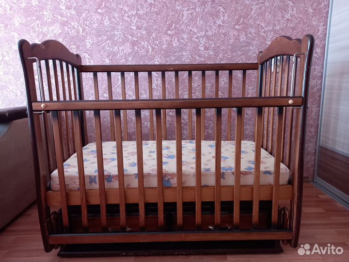 Детская кроватка с маятником и ящиком