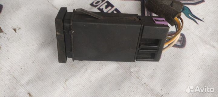 Кнопка отопителя лобового стекла Volkswagen Passat