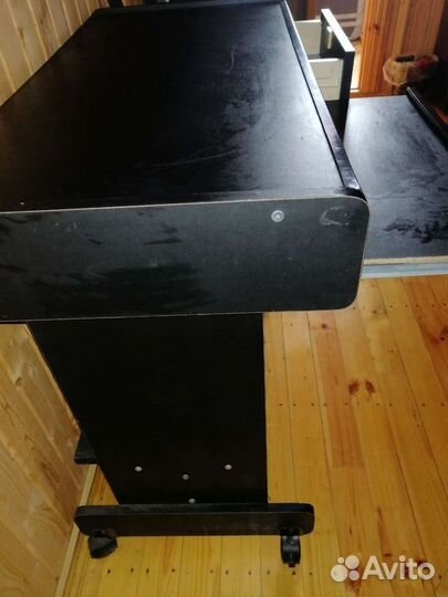 Стол компьютерный на колесах