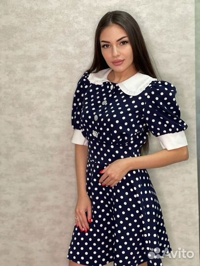 Платье в горошек с воротником