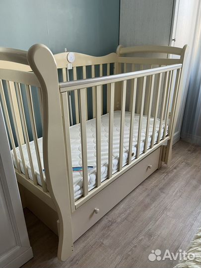 Детская кроватка с маятником