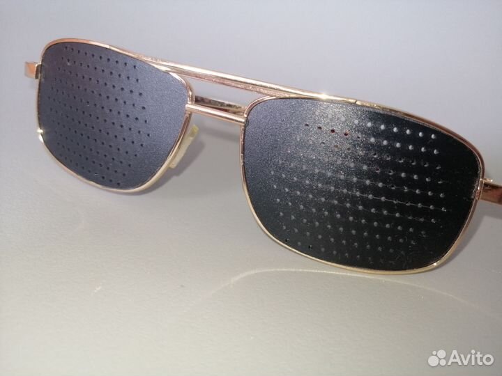 Очки для коррекции зрения с перфорацией