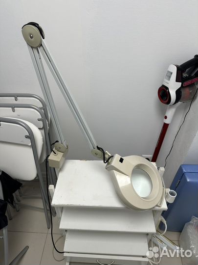 Лампа лупа с тележкой для косметологов