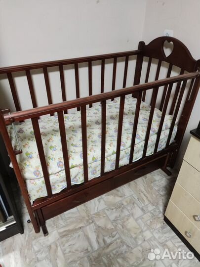 Кроватка детская с маятником