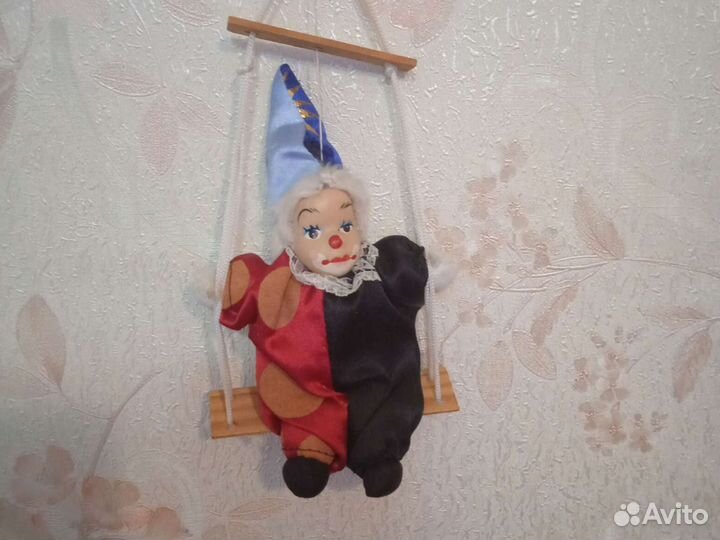 Кукла клоун на качели