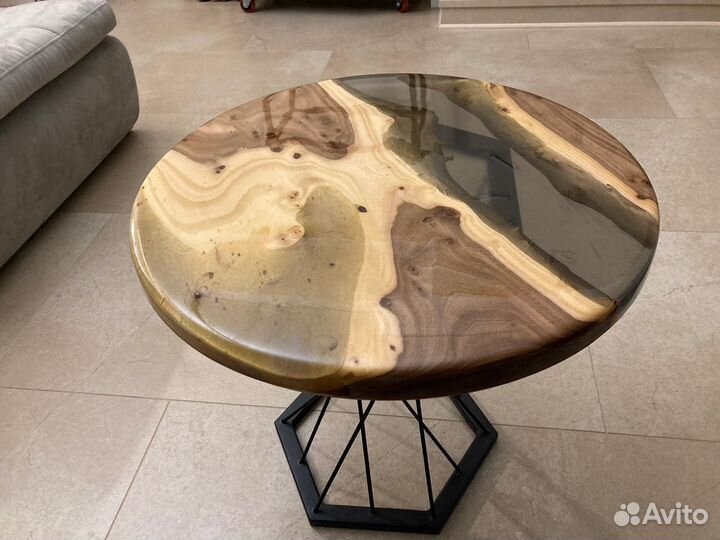 Стол река журнальный из массива и смолы 60см