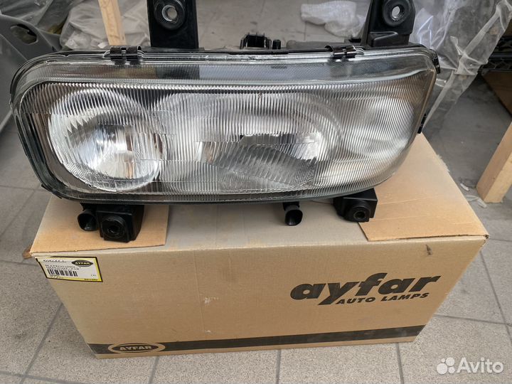 Фара левая MB Atego 2004. c мех. коррект