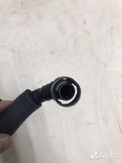 Шланг вентиляции 06J103221 Passat B7