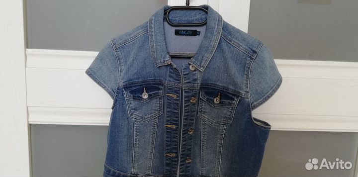 Укороченная джинсовая куртка