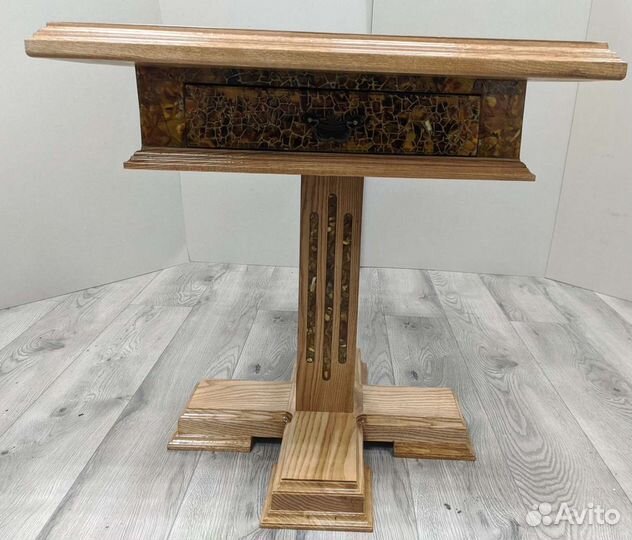 Столик с полем для игры в шахматы и шашки