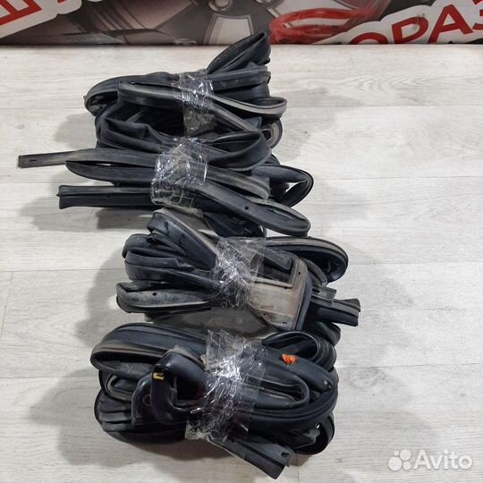 Уплотнительная резинка боковой двери Hyundai