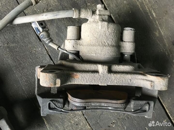 Суппорт тормозной передний левый правый Тигуан 1