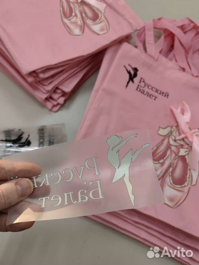 Печать текста на футболке, толстовке или бейсболке