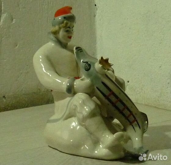 Статуэтка фарфоровая 