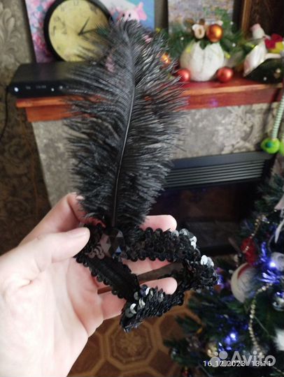 Мундштук для вечеринки и перо на голову