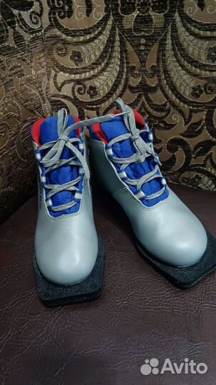 Лыжи и лыжные ботинки