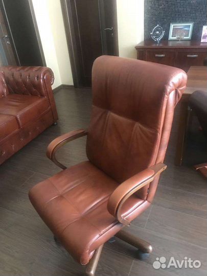 Кожанное кресло