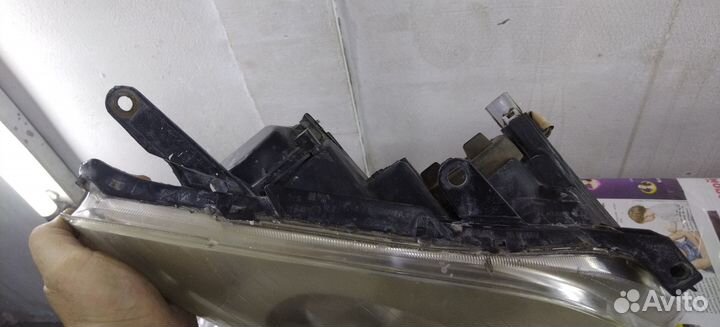 Фары Toyota Avensis T250