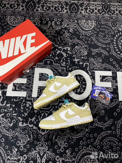 Nike dunk low team gold