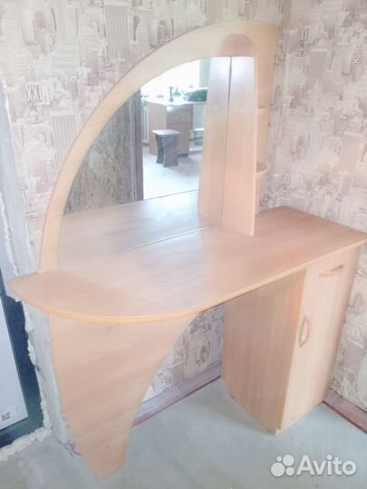 Трюмо с зеркалом