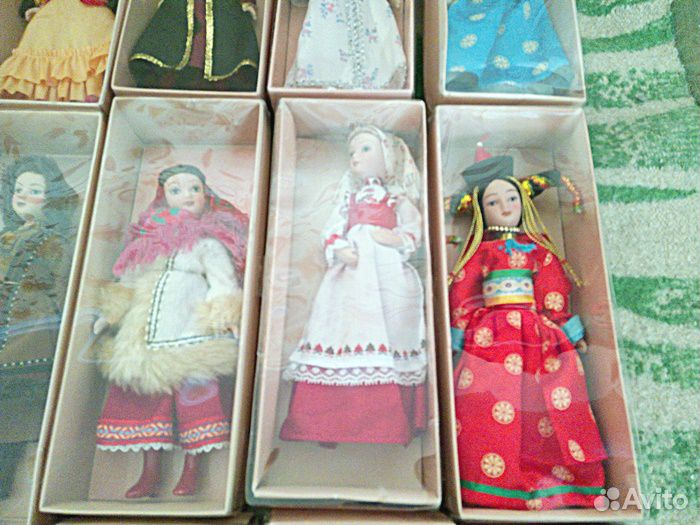 Фарфоровые куклы в народных костюмах (55 шт)