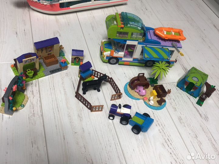 Островок с машиной