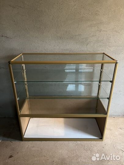 Витрины и шкафы
