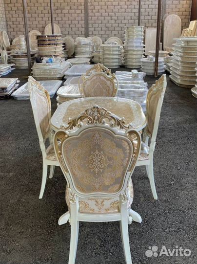 Стол и стулья для кухни. В наличии