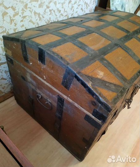 Сундук старинный