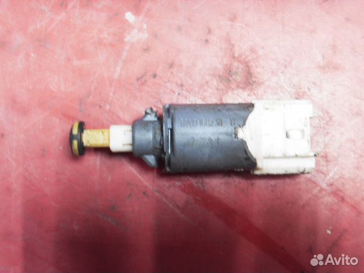 Концевик педали тормоза 8200168238 LADA Vesta 2181