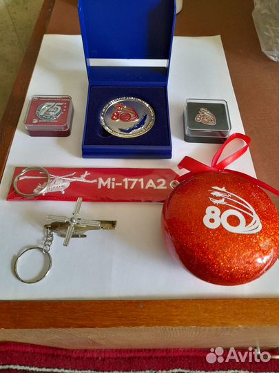 Медаль значки брелки авиац-ного завода 75 и 80 лет