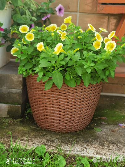 Кашпо для цветов из искусственного ротанга