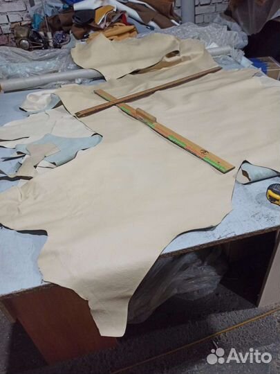 Остатки натуральной бежевой кожи