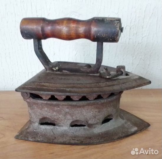 Старинный,угольный утюг.Индия