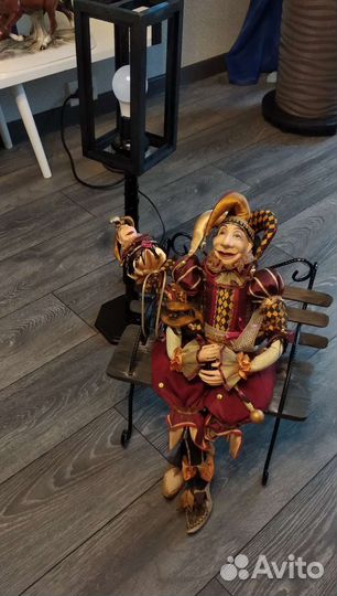 Уличный фонарь и лавка декоративные