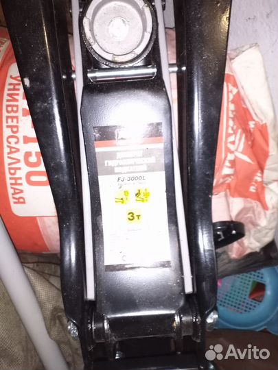 Домкрат подкатной 3т