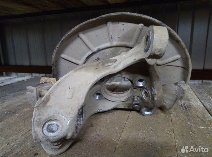 Кулак (цапфа) передний правый Volkswagen Passat B6