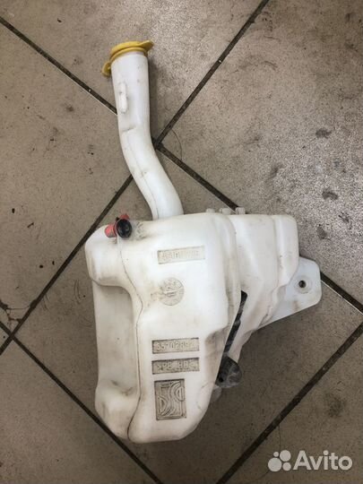 Опель корса Д. Бачок омывателя стекол